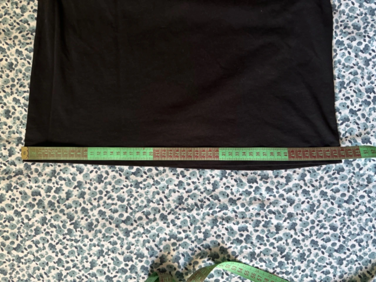 Camiseta preta com bolso cinza – photo 10
